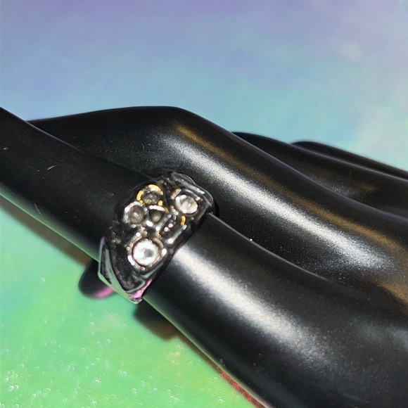 2 pairs adjustable Silver Tone SKULL rings - Picture 5 of 12